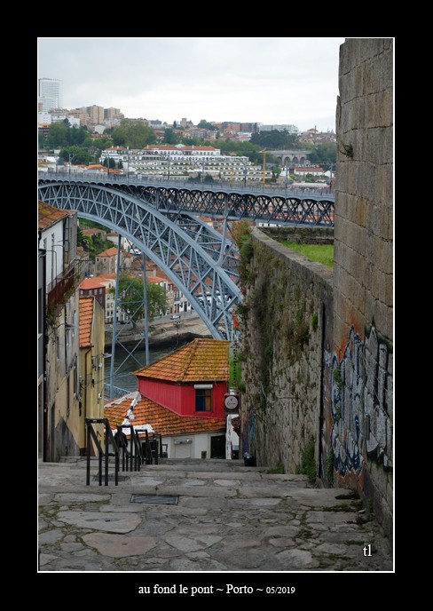 au fond le pont à Porto