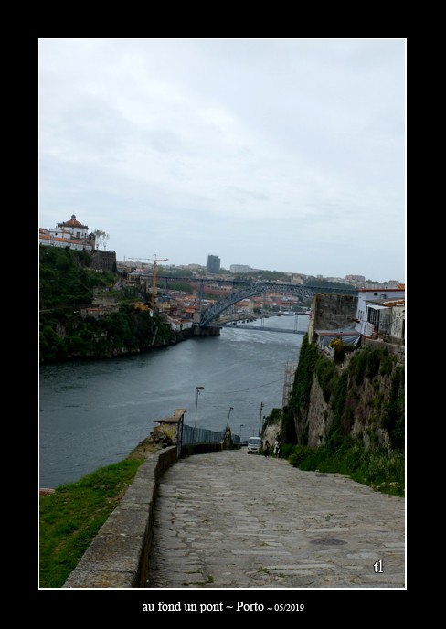 au fond un pont à Porto