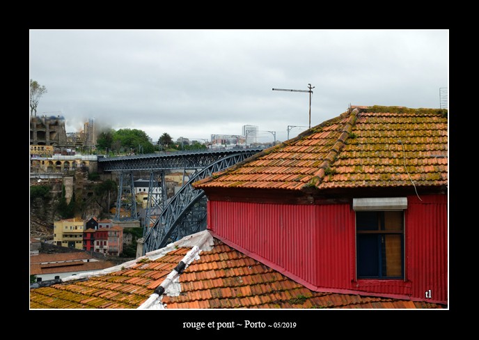 le rouge et le pont à Porto