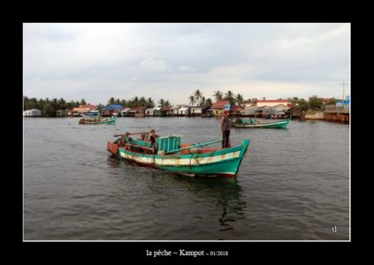 bateau de pêche à Kampot - quelques photos du Cambodge ~ thierry llopis photographies (www.thierryllopis.fr)