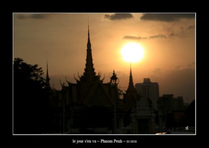 à la tombée du jour à Phnom Penh - quelques photos du Cambodge ~ thierry llopis photographies (www.thierryllopis.fr)