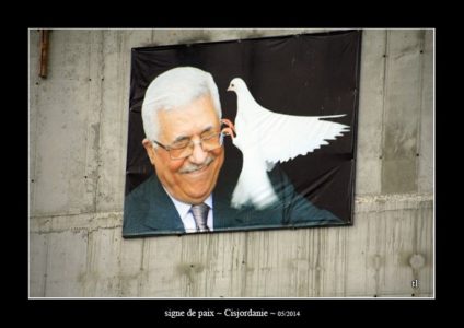 Mahmoud Abbas et une colombe de la paix.