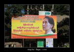 affiche de Aung San Suu Kyi près du marché de Bagan au Myanmar (Birmanie) - thierry llopis photographies (www.thierryllopis.fr)