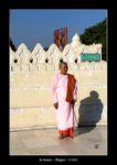 une femme moine à Bagan au Myanmar (Birmanie) - thierry llopis photographies (www.thierryllopis.fr)