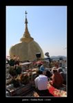 prières sur le site du Golden Rock au Myanmar (Birmanie) - thierry llopis photographies (www.thierryllopis.fr)