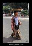 dans la rue, souvent les femmes portent sur leur tête à Mandalay au Myanmar (Birmanie) - thierry llopis photographies (www.thierryllopis.fr)