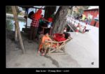 dans la rue à Nyaung Shwe au Myanmar (Birmanie) - thierry llopis photographies (www.thierryllopis.fr)