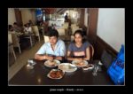 un jeune couple dans un restaurant à Kandy - thierry llopis photographies (www.thierryllopis.fr)