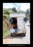 sur la route, des enfants à l'arrière d'un camion à Nuwara Elyia - thierry llopis photographies (www.thierryllopis.fr)