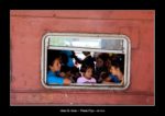 pas très loin de Nuwara Elyia, la gare de Nanu Oya, un train à quai prêt au départ avec le regard et le sourire si doux de ses occupants. - thierry llopis photographies (www.thierryllopis.fr)