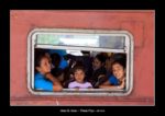 pas très loin de Nuwara Elyia, la gare de Nanu Oya, un train à quai prêt au départ avec le regard et le sourire si doux de ses occupants. - thierry llopis photographies (www.thierryllopis.fr)