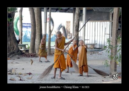 jeunes bouddhistes à Chiang Khan.