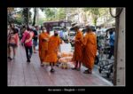 des moines dans la rue à Bangkok.