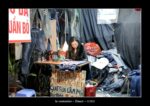 la couturière dans la rue à Hanoï.