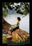 jeune fille prenant la pose près du lac Hoan Kiem à Hanoï.