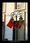 contraste entre le drapeau communiste et la boutique Louis Vuitton à Hanoï.