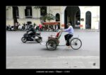 entre modernité et tradition, le déplacement sur roues dans la rue à Hanoï.
