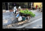 Vente de légumes à bord de ce vélo à Hanoï.